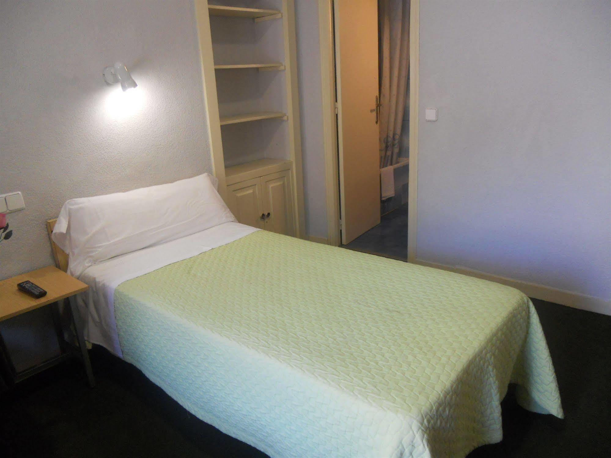 Hostal Olga มาดริด ภายนอก รูปภาพ