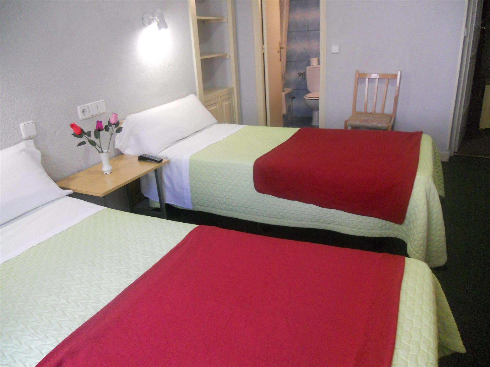 Hostal Olga มาดริด ภายนอก รูปภาพ