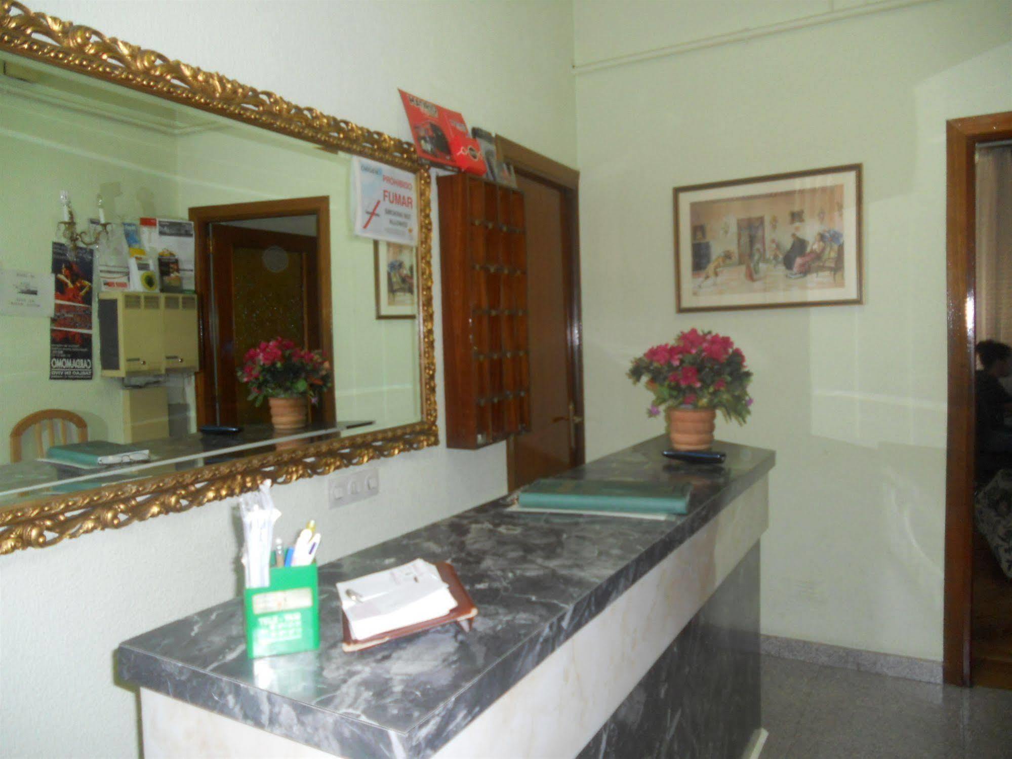 Hostal Olga มาดริด ภายนอก รูปภาพ
